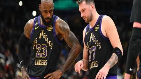 “巴黎圣日耳曼领跑，登贝莱双响助威”